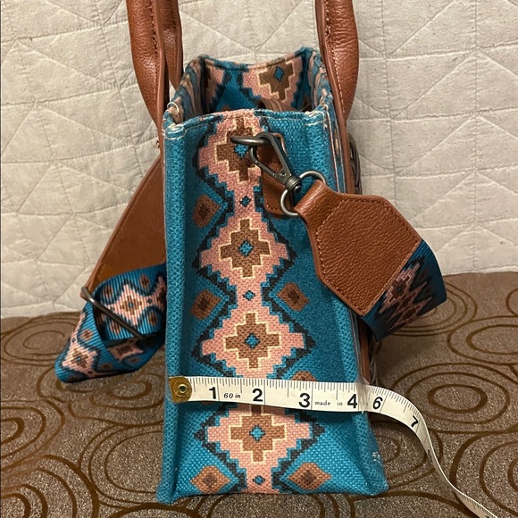 Wrangler Teal and Tan Geometric Purse - Picture 10 of 10